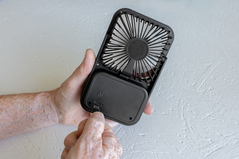 Aervina wiederaufladbarer Tischventilator aus RCS rec. ABS