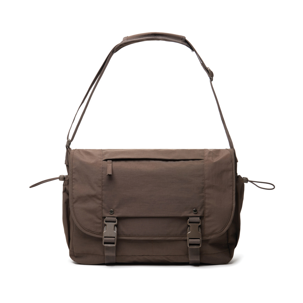 KENTO URBAN 15,6" Messenger aus RCS recyceltem Nylon - braun (± PMS 4273C)